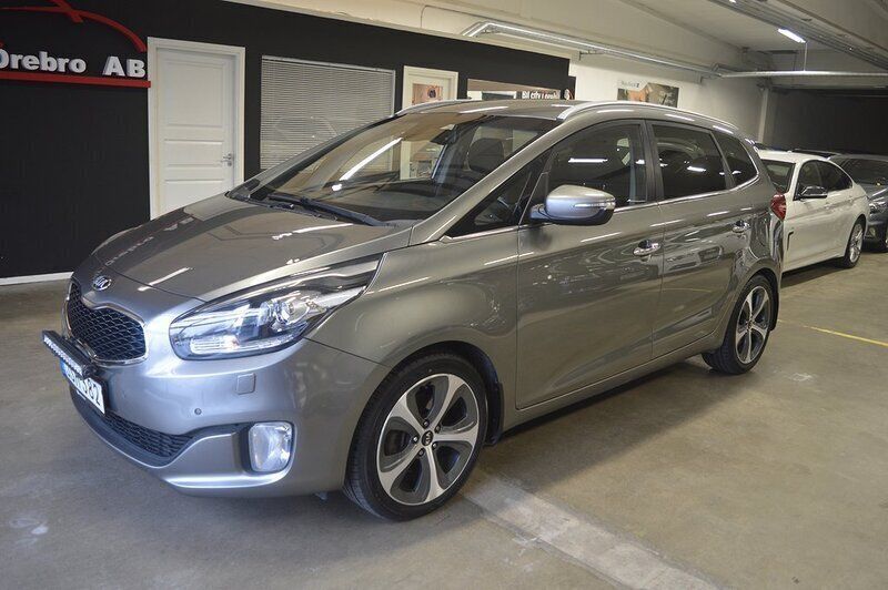 Grå Begagnad 2014 Kia Carens 2 Minibuss | 104 900 kr (Marknadspris) - Bild 1/4