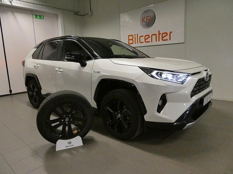 Vit Begagnad 2020 Toyota RAV4 Hybrid Style SUV | 329 900 kr (Marknadspris) - Bild 1/4