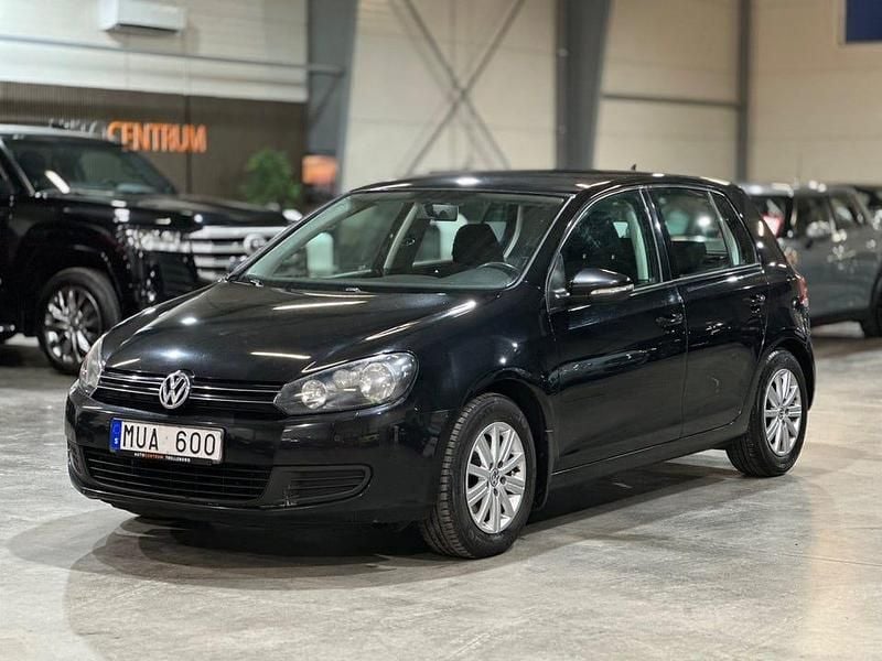 Svart Begagnad 2012 VW Golf VII Halvkombi | 64 900 kr (Marknadspris) - Bild 1/4