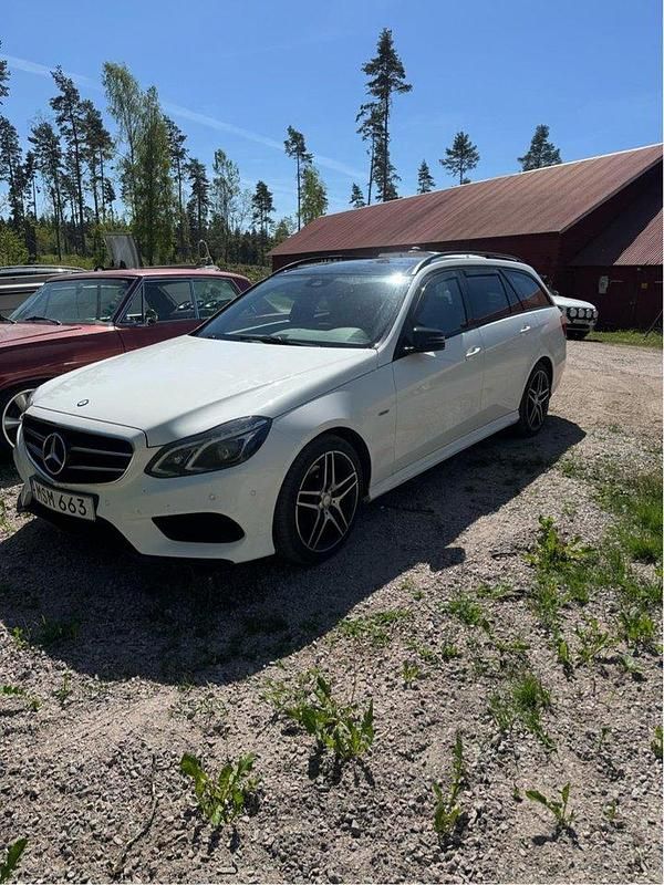 Vit Begagnad 2016 Mercedes E220 AMG Kombi | 165 900 kr (Marknadspris) - Bild 1/4
