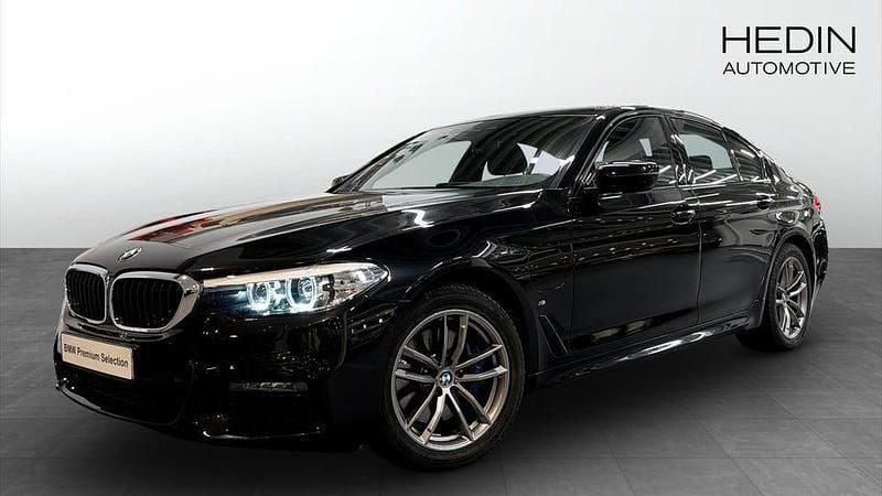 Svart Begagnad 2020 BMW 530 M Sport Sedan | 338 700 kr (Marknadspris) - Bild 1/4