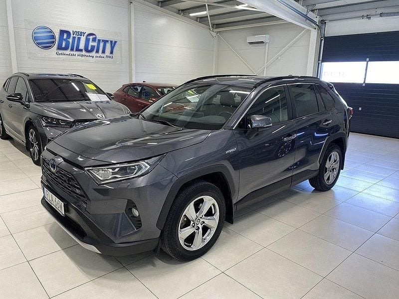 Mörkgrå Begagnad 2020 Toyota RAV4 Hybrid Executive SUV | 339 900 kr (Marknadspris) - Bild 1/4