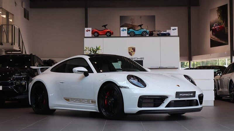 Vit Begagnad 2022 Porsche 911 Carrera 4 GTS Sportkupé | 1 649 000 kr - Bild 1/4