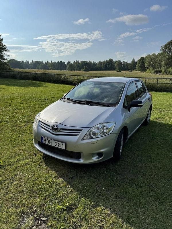 Silver Begagnad 2010 Toyota Auris Life Halvkombi | 54 900 kr (Marknadspris) - Bild 1/4