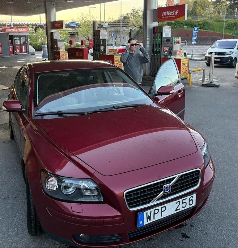 Röd Begagnad 2005 Volvo S40 Sedan | 32 000 kr (Bra pris) - Bild 1/2