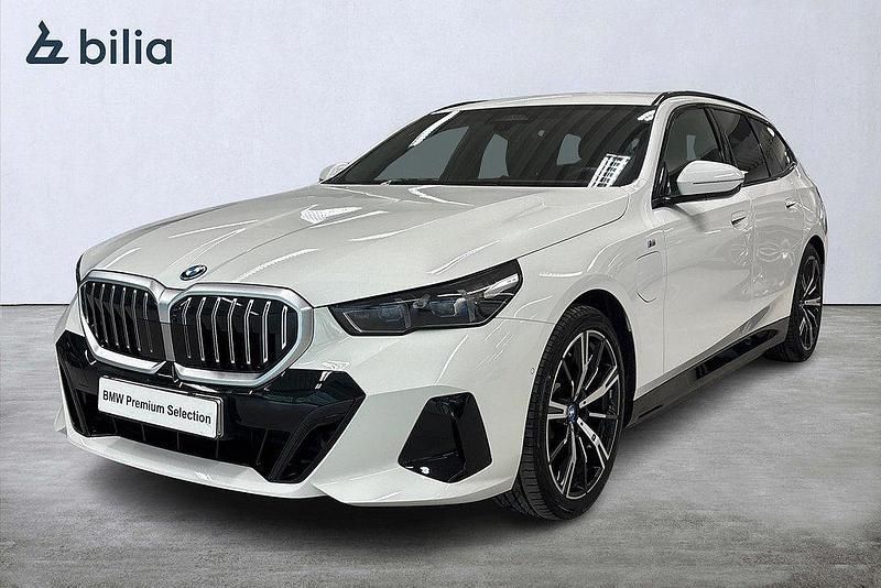 Vit Begagnad 2024 BMW 530e M Sport Kombi | 699 900 kr (Marknadspris) - Bild 1/4