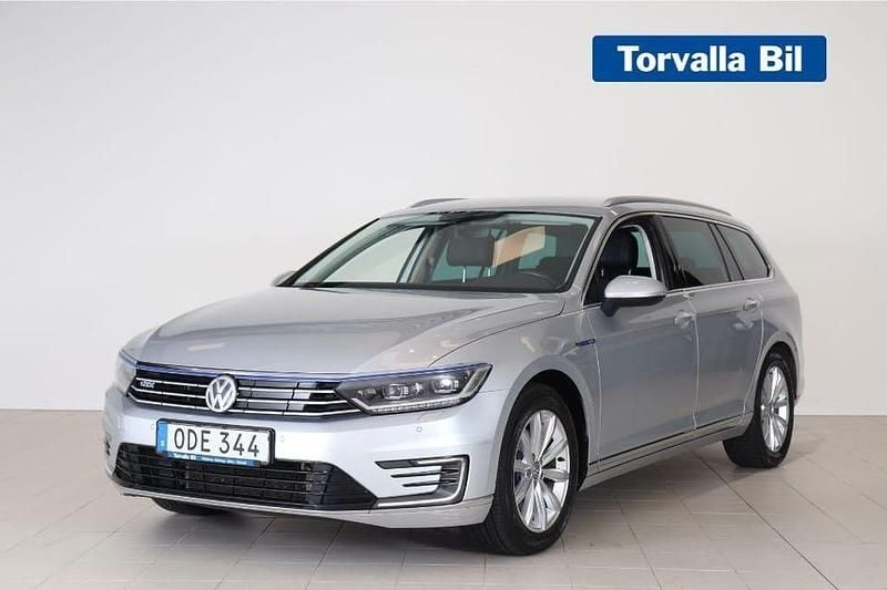 Silver Begagnad 2016 VW Passat GTE Kombi | 169 900 kr (Marknadspris) - Bild 1/4