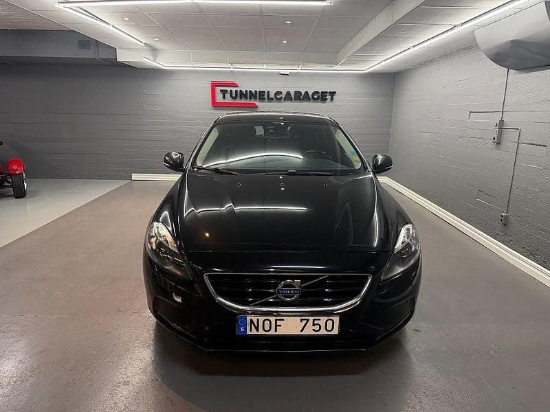 Begagnad Volvo V40 Summum 114 HK (83 kW) 2013 Svart Halvkombi