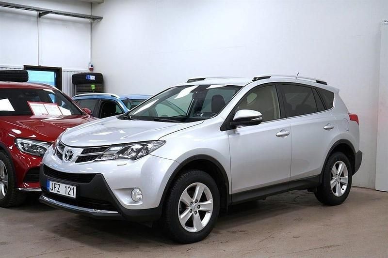 Silver Begagnad 2013 Toyota RAV4 Multidrive S SUV | 159 900 kr (Marknadspris) - Bild 1/4