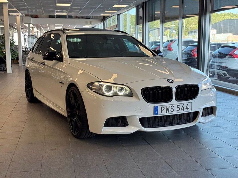 Vit Begagnad 2017 BMW 520 M Sport Kombi | 169 900 kr (Marknadspris) - Bild 1/4