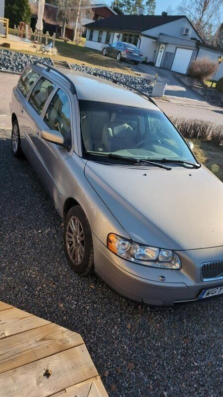 Brun Begagnad 2005 Volvo V70 Kinetic Kombi | 35 000 kr (Marknadspris) - Bild 1/4
