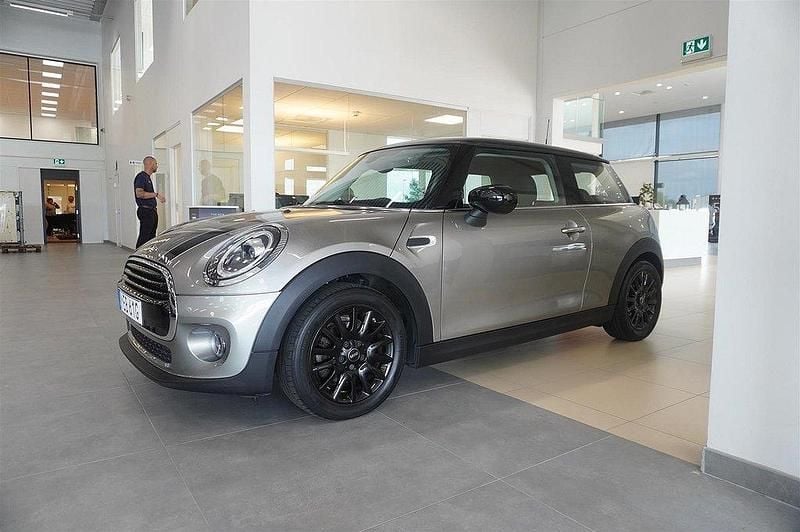 Grå Begagnad 2019 Mini Cooper Pepper Halvkombi | 179 800 kr (Marknadspris) - Bild 1/4