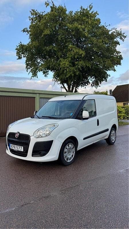 Vit Begagnad 2015 Fiat Doblò Minibuss | 42 000 kr (Lite dyr) - Bild 1/4