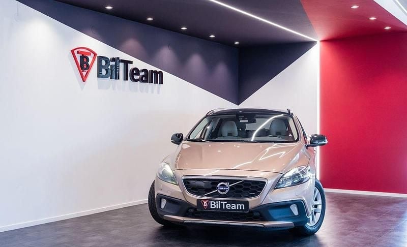 Brun Begagnad 2013 Volvo V40 CC Summum Kombi | 149 900 kr (Marknadspris) - Bild 1/4