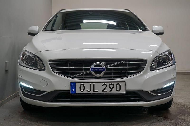 Begagnad Volvo V60 Momentum 231 HK (169 kW) 2017 Vit Kombi