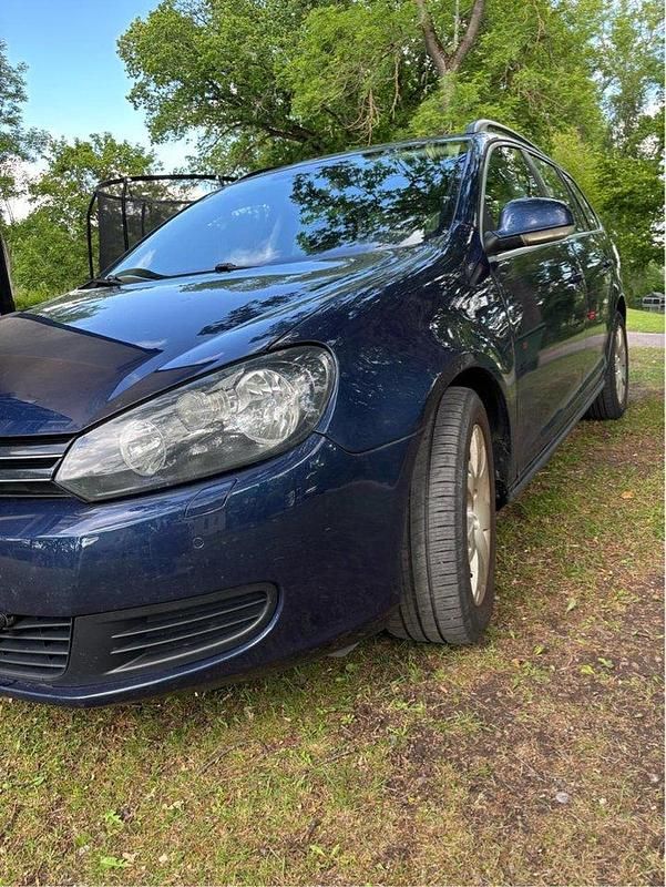 Blå Begagnad 2011 VW Golf VI Kombi | 50 000 kr (Bra pris) - Bild 1/4