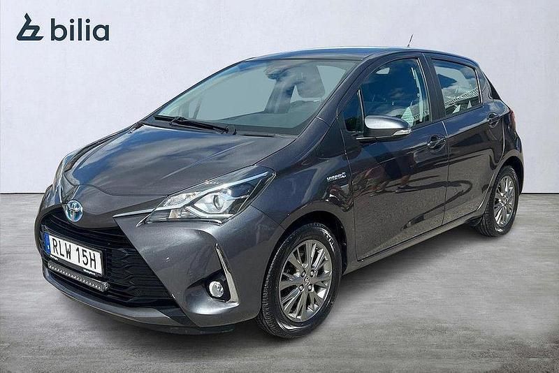 Mörkgrå Begagnad 2019 Toyota Yaris Hybrid Active Halvkombi | 179 900 kr (Marknadspris) - Bild 1/3
