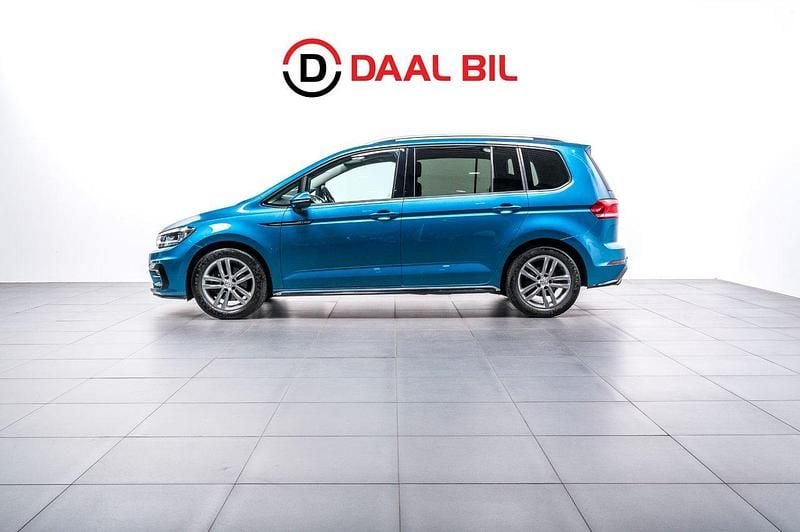 Blå Begagnad 2017 VW Touran R-line Minibuss | 234 700 kr (Lite dyr) - Bild 1/4