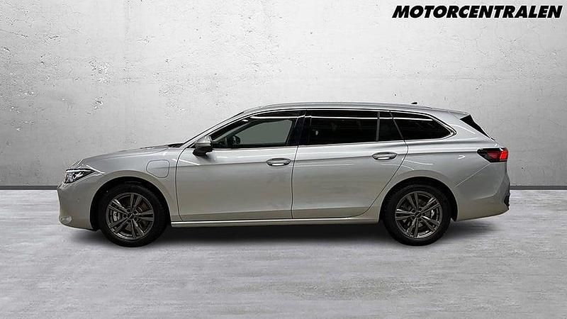 Begagnad VW Passat Business 207 HK (152 kW) 2024 Silver Kombi