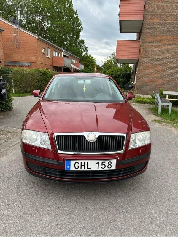 Röd Begagnad 2008 Skoda Octavia Halvkombi | 33 000 kr (Dyr) - Bild 1/4