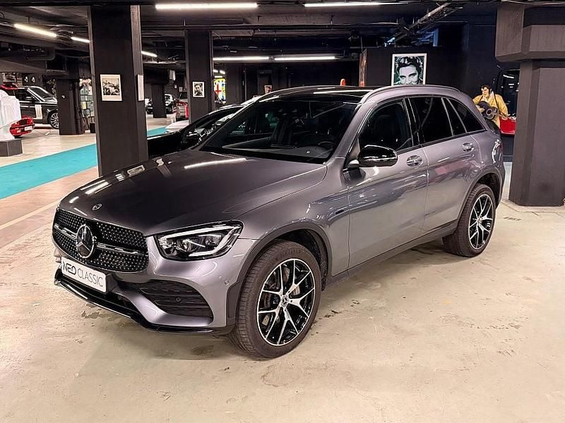 Grå Begagnad 2021 Mercedes GLC300e AMG line SUV | 489 000 kr (Marknadspris) - Bild 1/4