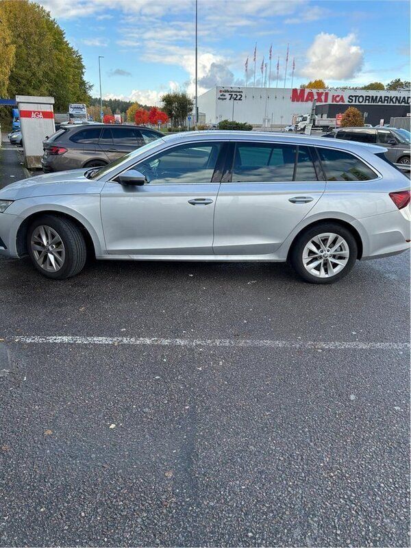 Silver Begagnad 2023 Skoda Octavia Kombi | 274 900 kr - Bild 1/4