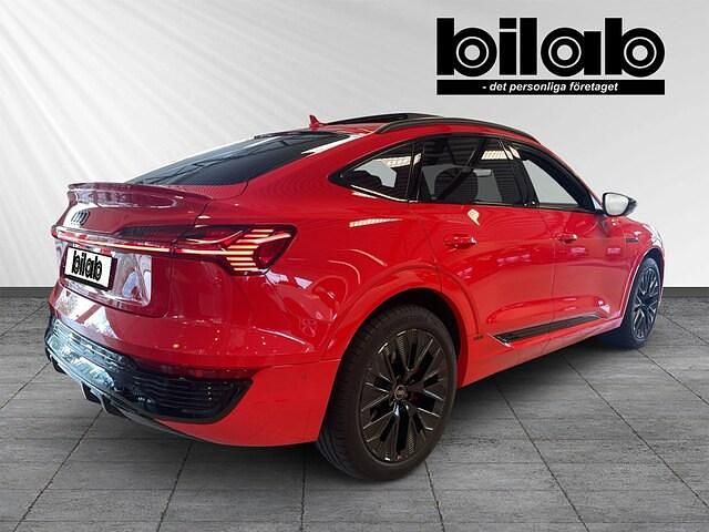 Begagnad Audi Q8 Sportback e-tron S-Line 300 kW (408 HK) 2023 Röd (soneiraröd metallic) SUV
