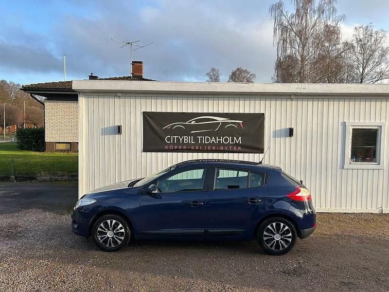 Mörkblå Begagnad 2009 Renault Mégane III Halvkombi | 29 900 kr (Marknadspris) - Bild 1/4