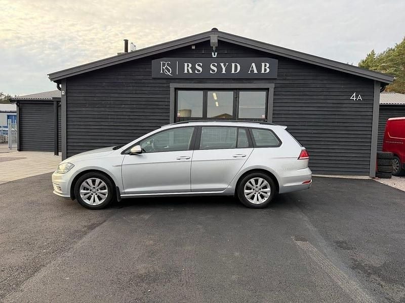 Silver Begagnad 2020 VW Golf VIII Kombi | 139 000 kr (Bra pris) - Bild 1/4