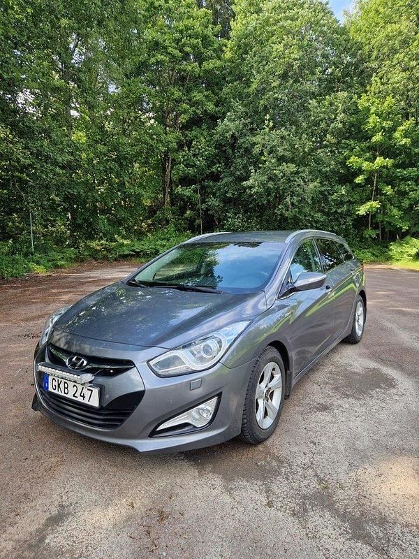 Silver Begagnad 2014 Hyundai i40 Kombi | 83 000 kr (Marknadspris) - Bild 1/4