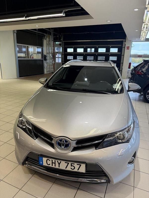 Silver Begagnad 2015 Toyota Auris Touring Sports Edition Kombi | 119 999 kr (Marknadspris) - Bild 1/4