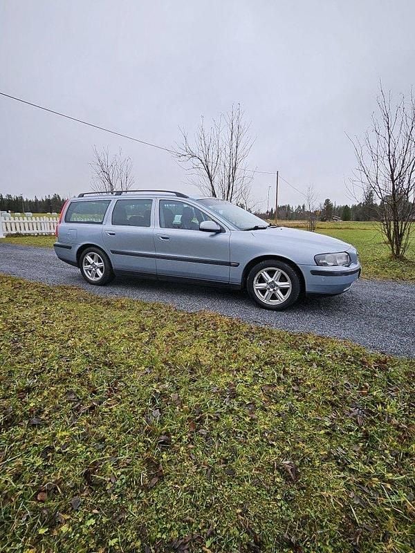 Blå Begagnad 2001 Volvo V70 Kombi | 12 900 kr (Marknadspris) - Bild 1/4