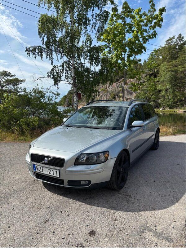 Silver Begagnad 2006 Volvo V50 Kinetic Kombi | 29 000 kr (Superpris) - Bild 1/4
