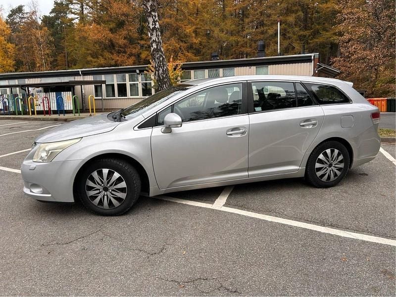 Silver Begagnad 2010 Toyota Avensis Kombi | 52 000 kr (Marknadspris) - Bild 1/4