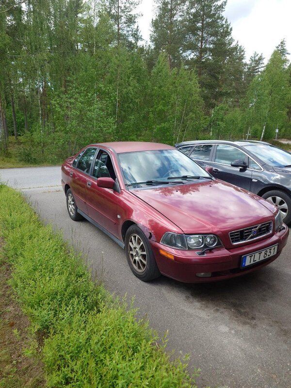 Röd Begagnad 2003 Volvo S40 Sedan | 3 000 kr - Bild 1/4
