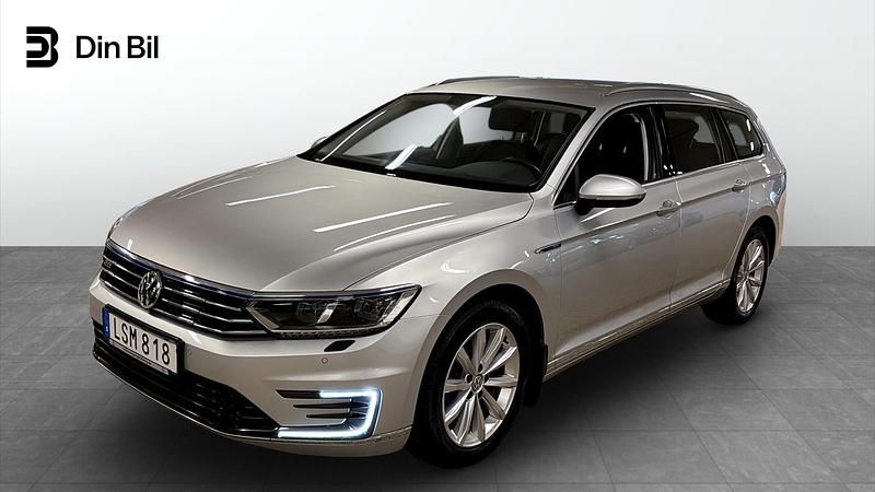 Silver Begagnad 2018 VW Passat GTE Kombi | 209 800 kr (Bra pris) - Bild 1/4