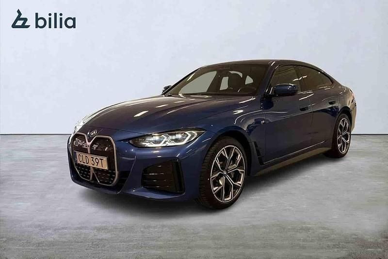 Blå Begagnad 2023 BMW i4 Comfort Edition Sedan | 579 900 kr (Superpris) - Bild 1/1