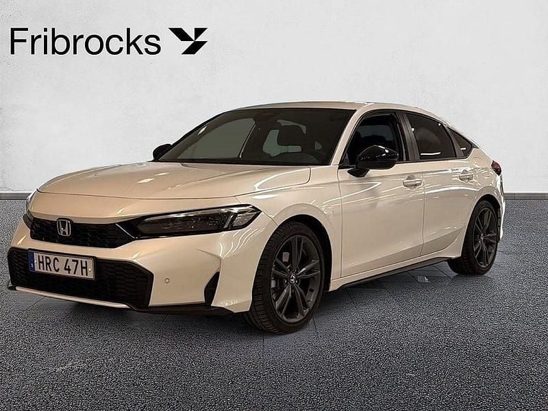 Vit Begagnad 2025 Honda Civic Hybrid Halvkombi | 349 800 kr (Marknadspris) - Bild 1/4