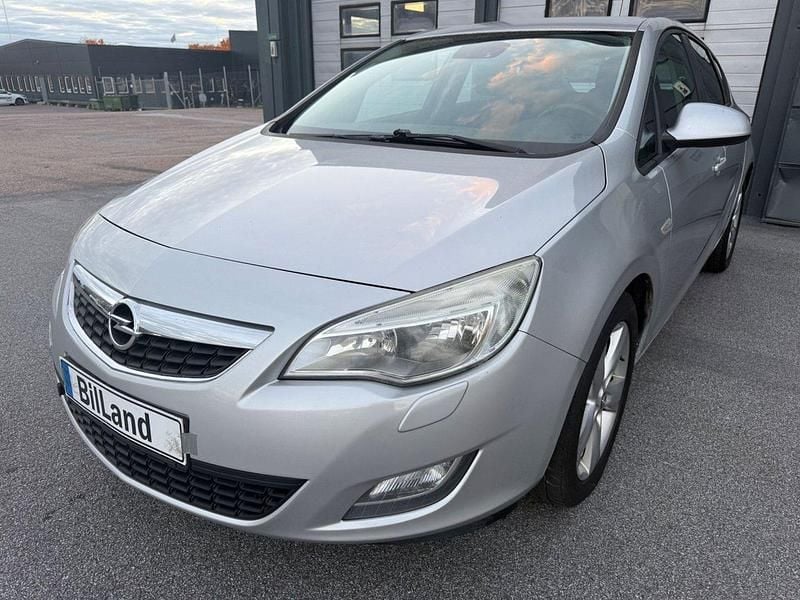 Grå Begagnad 2010 Opel Astra Enjoy Halvkombi | 35 900 kr (Marknadspris) - Bild 1/4