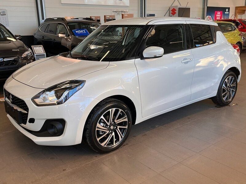 Vit Begagnad 2023 Suzuki Swift Halvkombi | 209 900 kr (Lite dyr) - Bild 1/4
