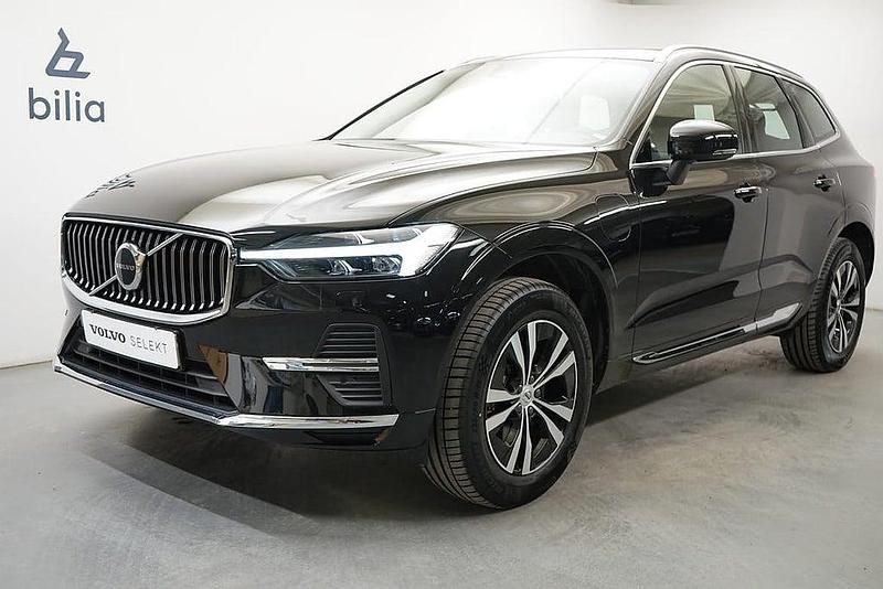 Svart Begagnad 2024 Volvo XC60 Core SUV | 479 900 kr (Marknadspris) - Bild 1/3