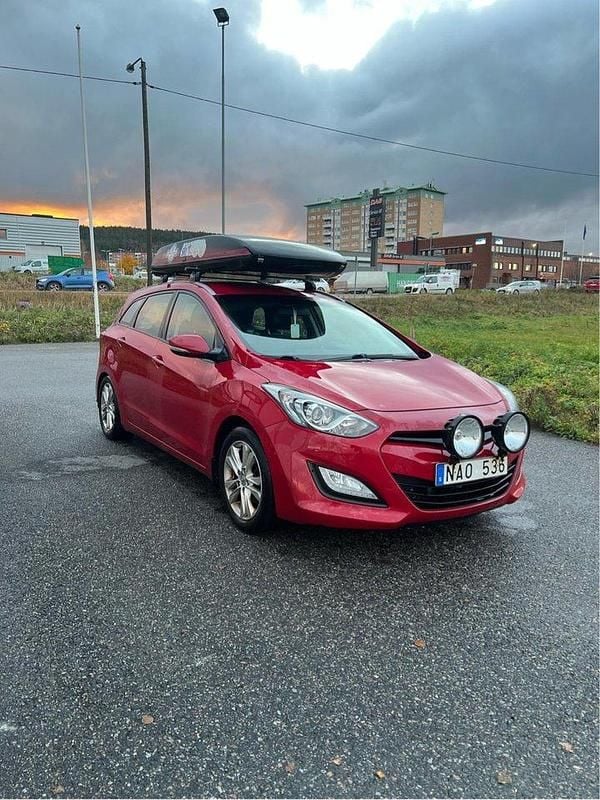 Röd Begagnad 2013 Hyundai i30 Kombi | 46 900 kr (Marknadspris) - Bild 1/4