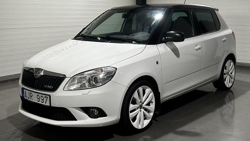 Vit Begagnad 2010 Skoda Fabia RS Halvkombi | 79 900 kr (Marknadspris) - Bild 1/4