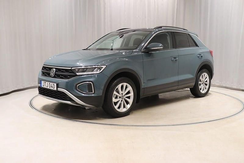Mörkblå Begagnad 2024 VW T-Roc Life SUV | 314 900 kr (Lite dyr) - Bild 1/4