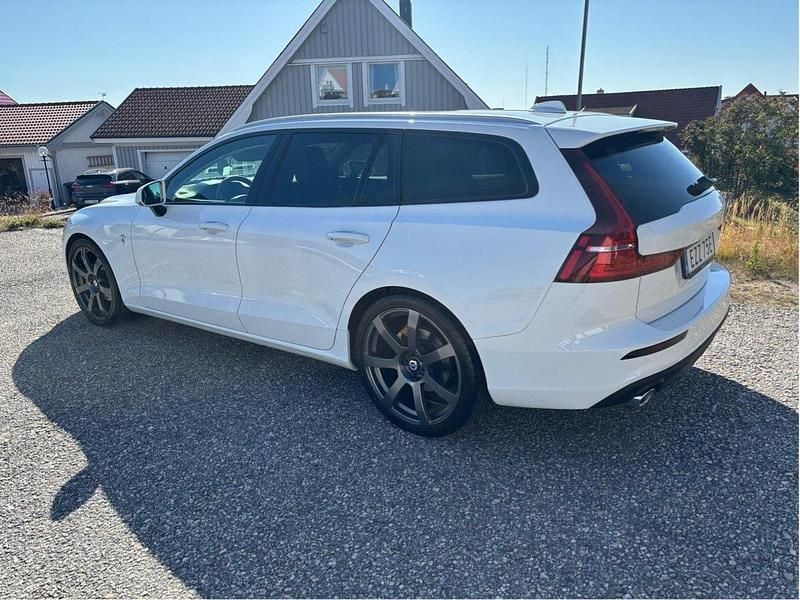 Vit Begagnad 2020 Volvo V60 Momentum Kombi | 209 000 kr (Bra pris) - Bild 1/4
