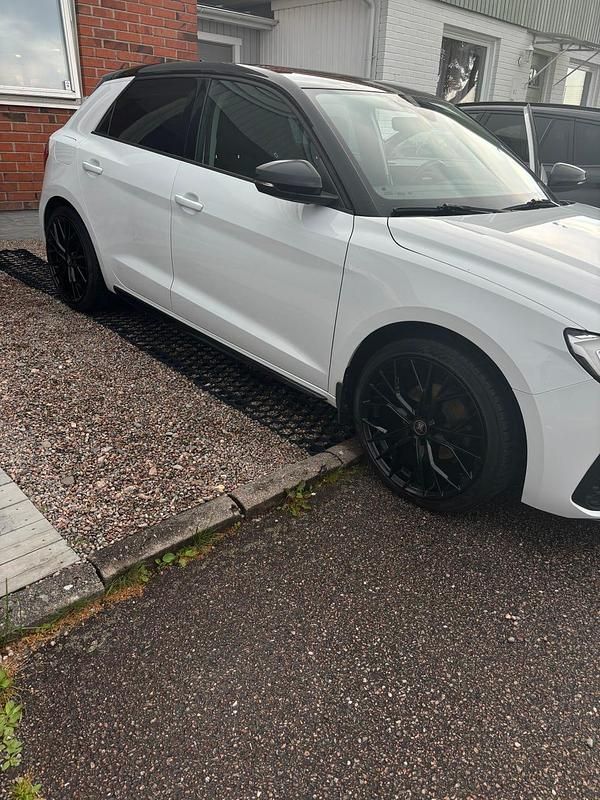 Begagnad Audi A1 Sportback 116 HK (85 kW) 2019 Färgen på bilen är vit och taket svart Halvkombi