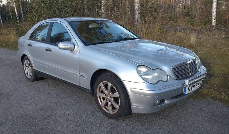 Grå Begagnad 2002 Mercedes C180 Sedan | 26 500 kr (Marknadspris) - Bild 1/3
