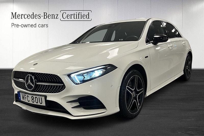 Vit Begagnad 2020 Mercedes A250 AMG Halvkombi | 284 000 kr (Marknadspris) - Bild 1/4