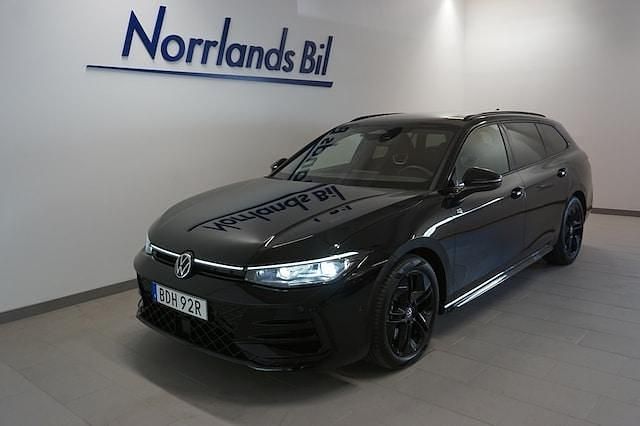 Svart (grenadilla black metallic) Begagnad 2024 VW Passat R-line Kombi | 499 900 kr (Dyr) - Bild 1/4