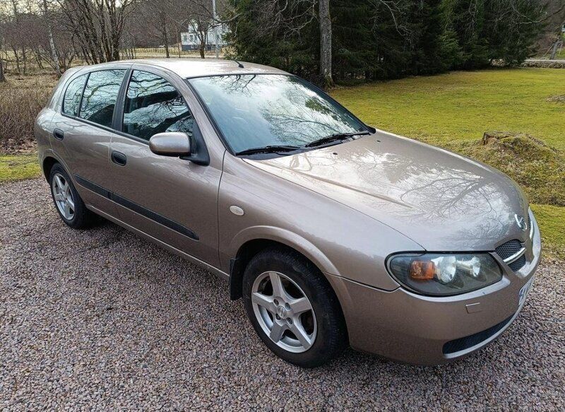 Brun Begagnad 2006 Nissan Almera Halvkombi | 28 500 kr (Marknadspris) - Bild 1/4